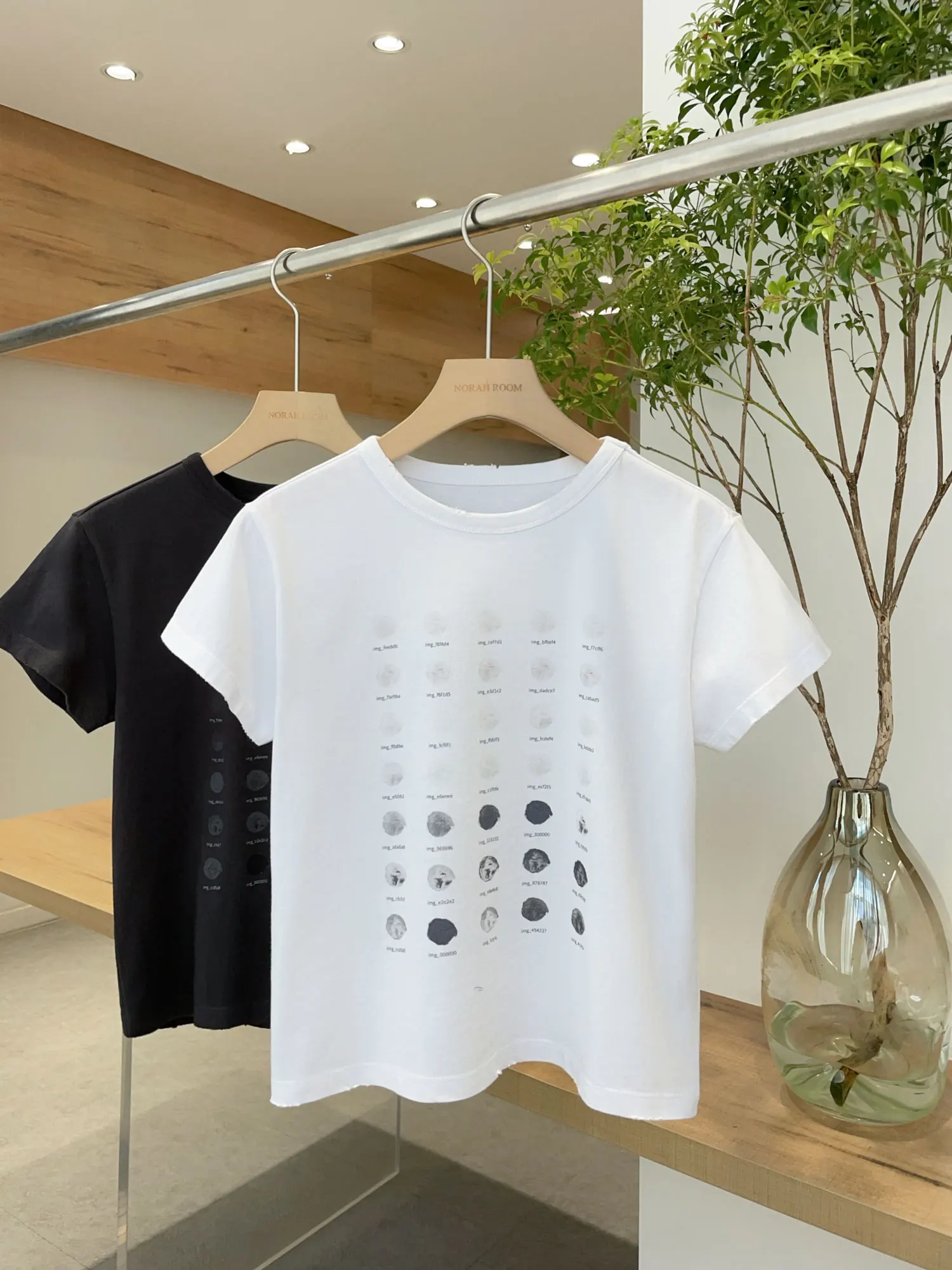 

Noxiao La Authentic, лето 2029, брендовая футболка ort Sve с трафаретной печатью и отверстиями, повседневный хлопковый круглый топ