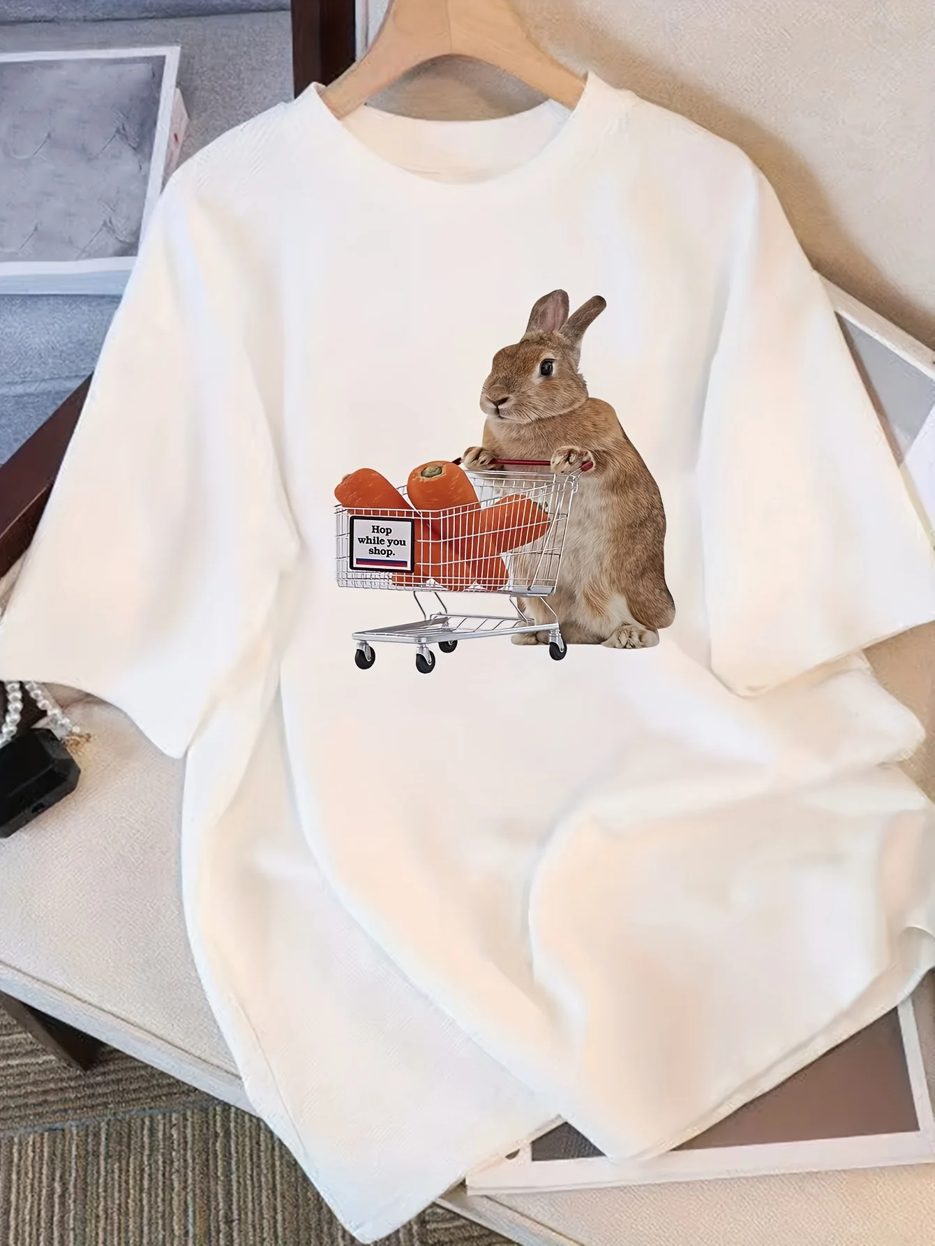 

Women's Rabbit Shopping Carrot Graphic Print T-Shirt Short Sleeve Cotton Tee Retro Hip Hop Y2k Tshirt Summer Tops Women Clothing