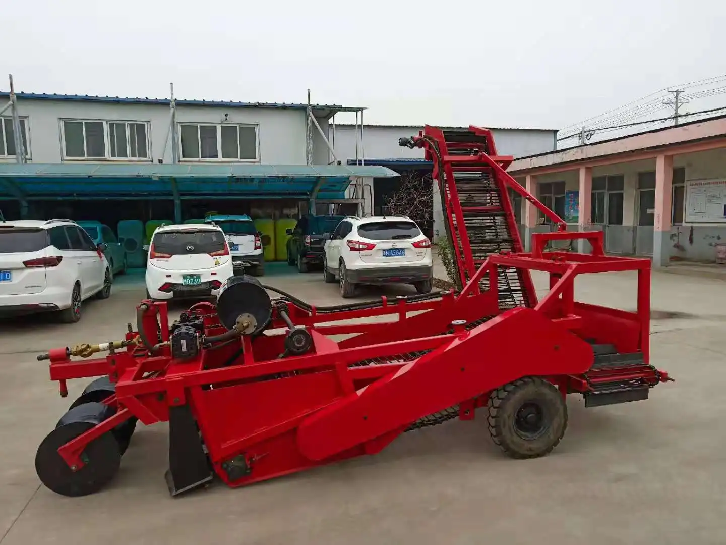 Labor Saving All-in-One Potato Combine Harvester Digging Screening Loading Integrated Machine For Potato Farm Harvest Equipment