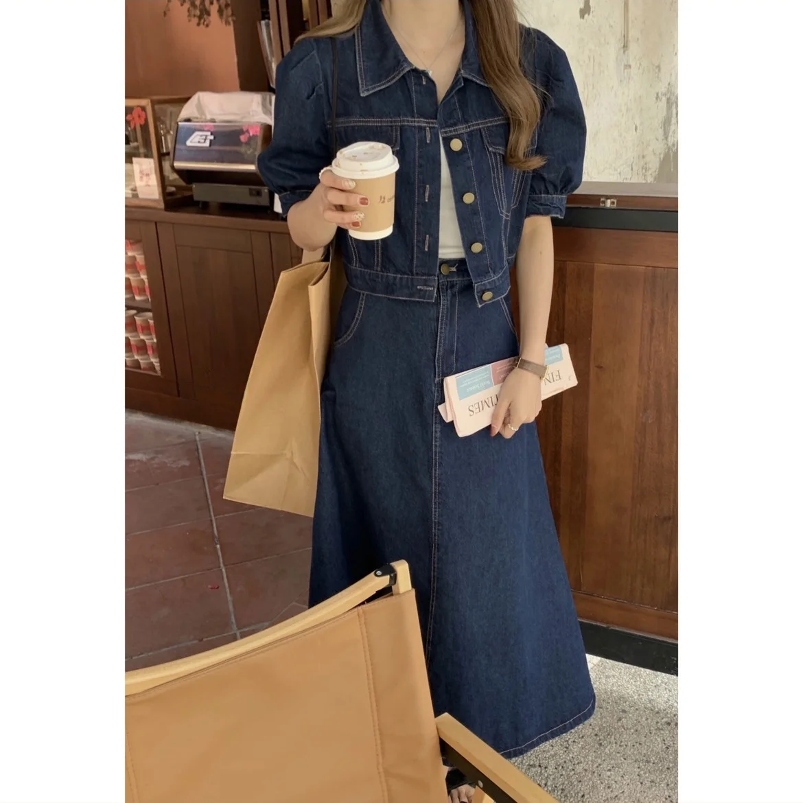 

Комплект из джинсов с высокой талией, укороченной куртки и юбки для женщин: модный легкий джинсовый костюм для весны, лета и осени.