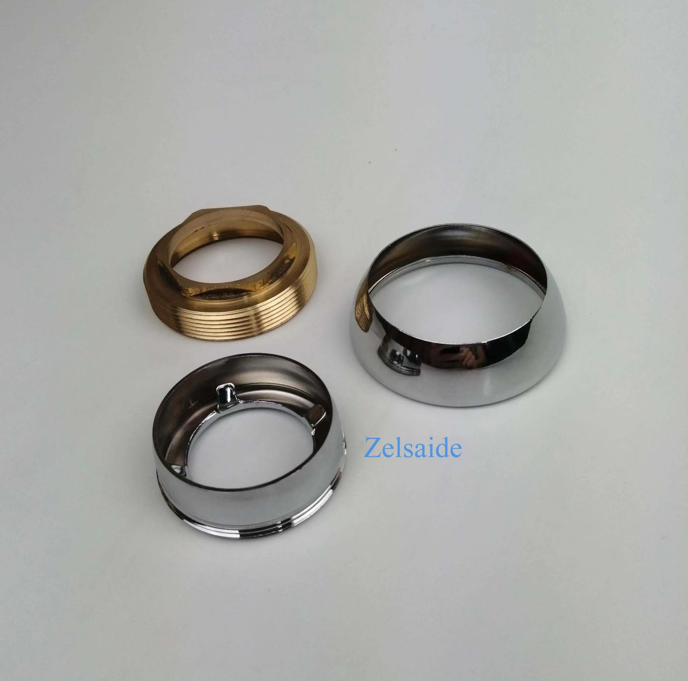 Pressacavo in rame e tazza decorativa per cartucce per rubinetti