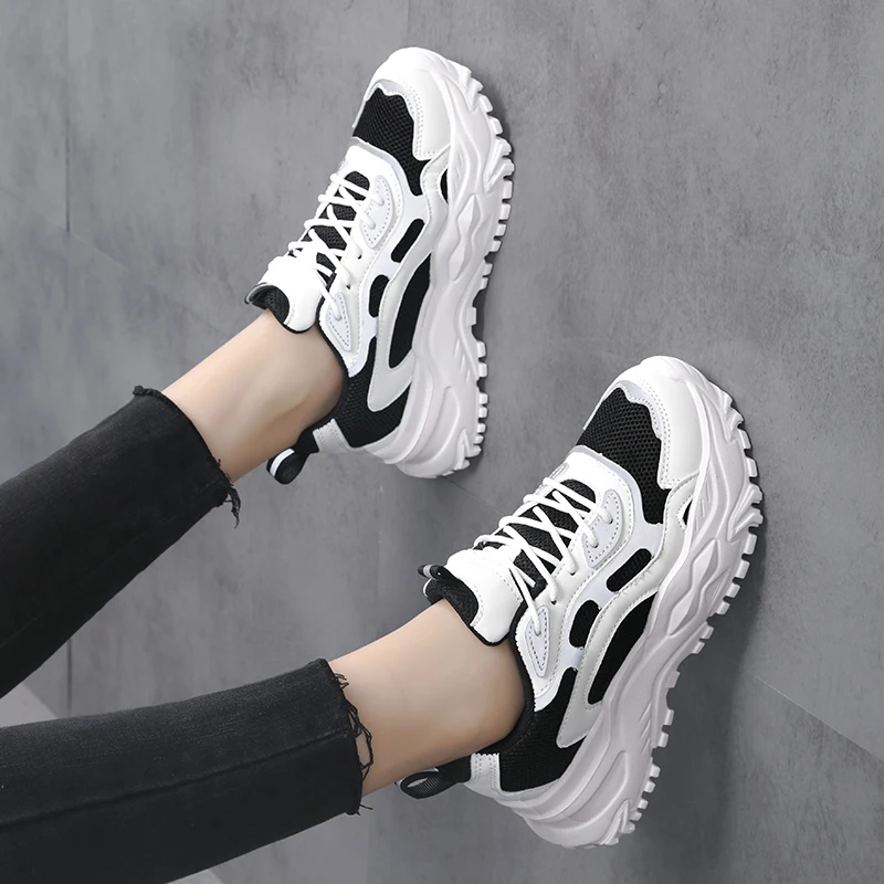 2023 الربيع والخريف جديد تنوعا سميكة وحيد أحذية رياضية غير رسمية الصيف تنفس أحذية بيضاء صغيرة الأحذية النسائية