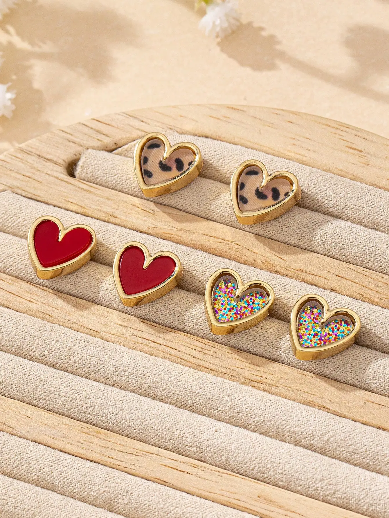 

3 пары сережек-гвоздиков в форме сердца: красные, с леопардовым принтом и блестками, из золотистого сплава, для повседневной носки.