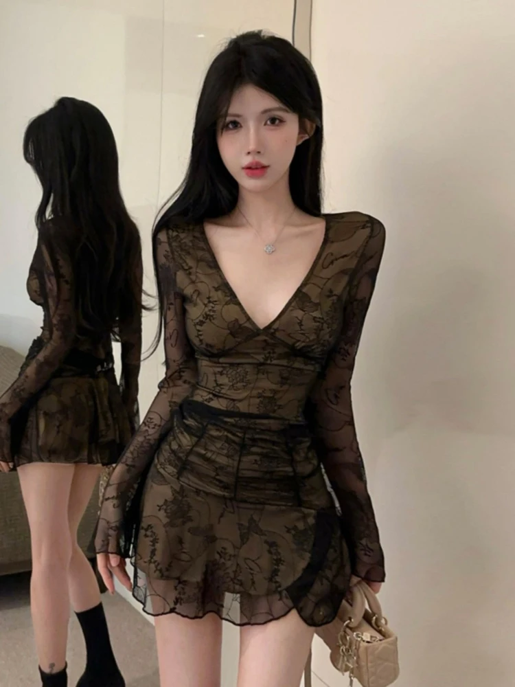 

Сексуальный комплект из топа с V-образным вырезом и длинными рукавами из кружевной сетки и короткой юбки с высокой талией, подчеркивающей бедра, для летнего образа в стиле «spicy girl».