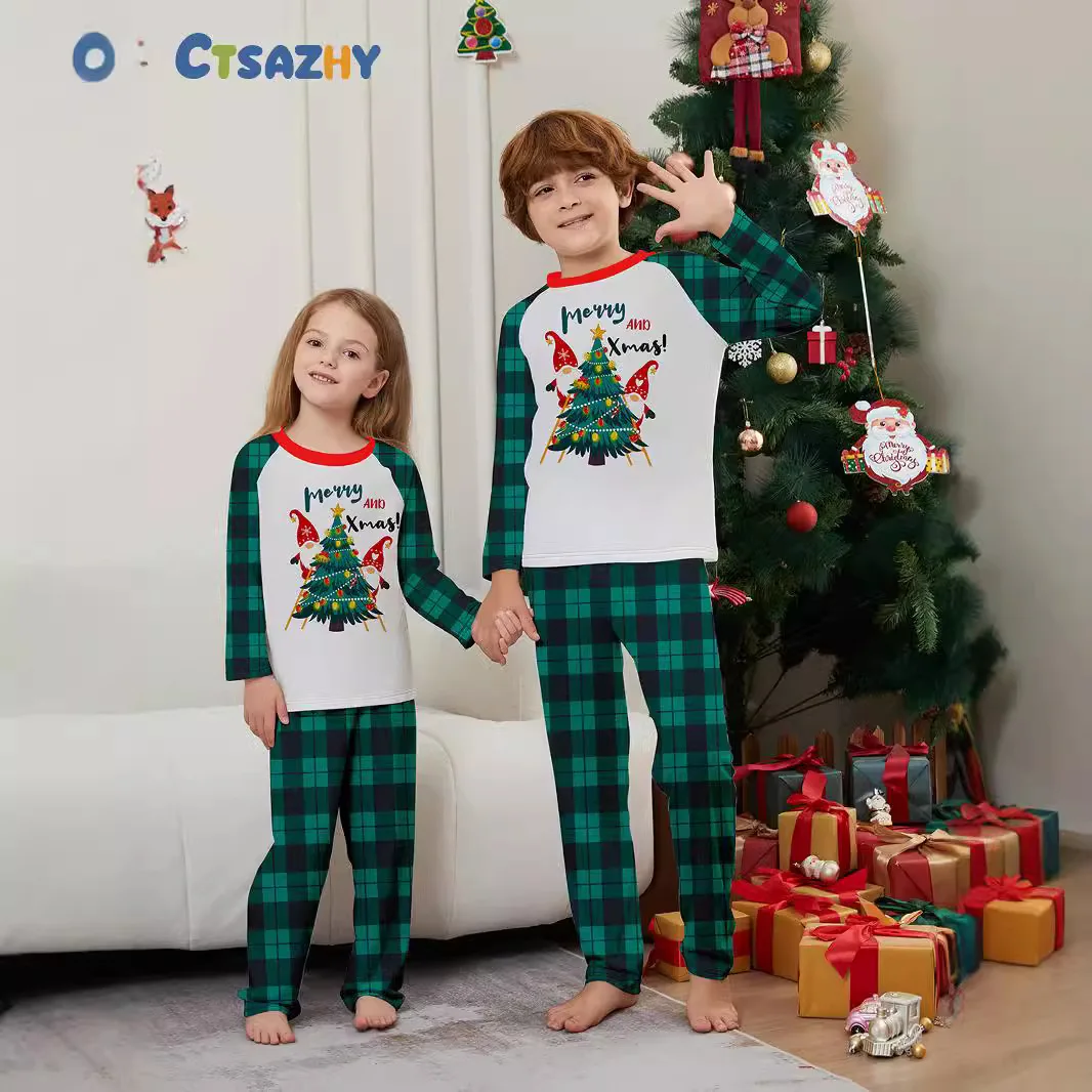 يتم بيع ملابس منزلية جديدة للوالدين والطفل لعيد الميلاد لعام 2025 بشكل جيد في أوروبا. بيجامة مطبوعة بحروف شجرة عيد الميلاد سانتا كلوز