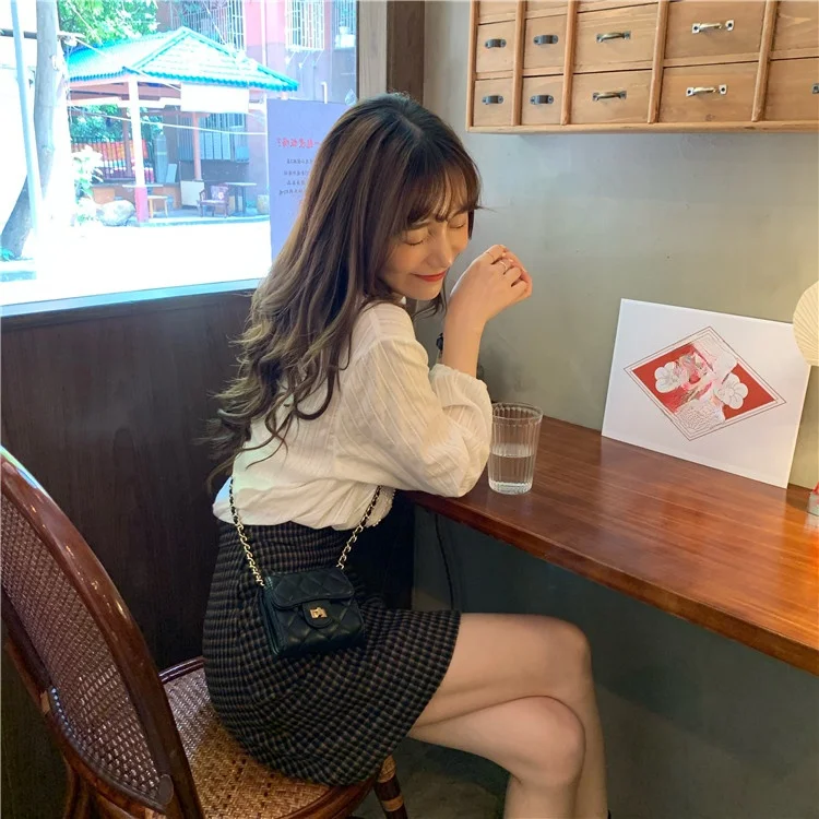 Wczesnowiosenny damski top irt, słodki, młodzieżowy, zapinany na jeden guzik, z dekoltem w serek, wykończony koronką, długi rękaw, uniwersalny, modny na rok 2025.