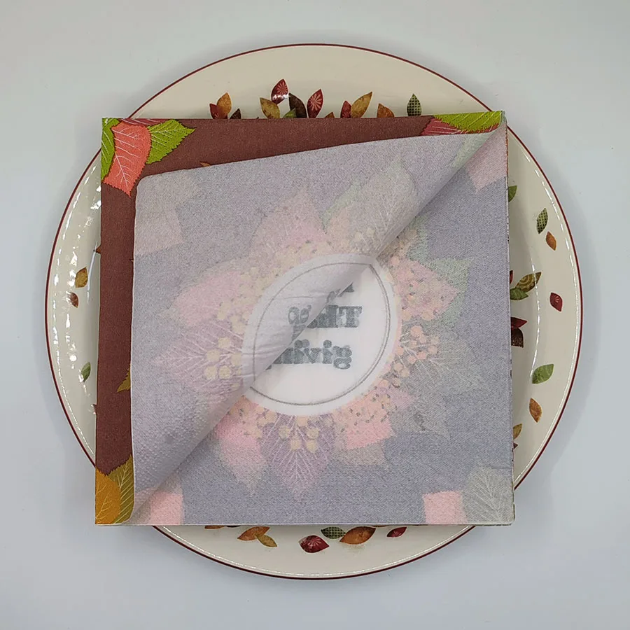 مناديل مطبوعة لعيد الشكر - تصميم شكرًا سعيدًا مع أوراق القيقب الخريفية والتوت لمستلزمات ديكور طاولة العطلات