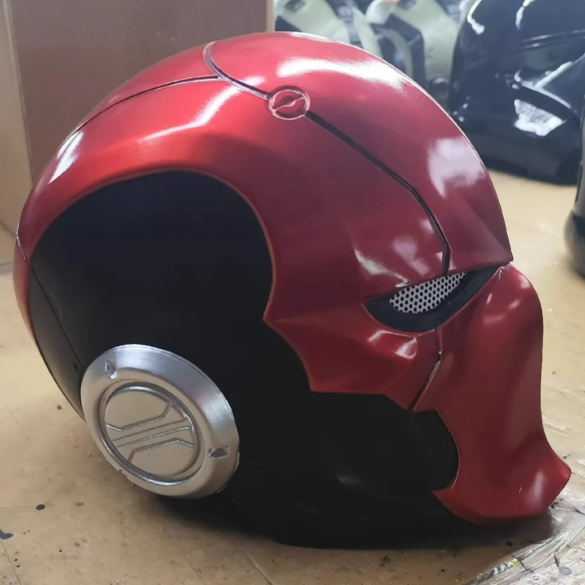 赤い兜のマスク、光る目付き、着用可能、アルカムナイト、ゴス、ハロウィンコスプレ、マット樹脂製コスプレマスク、火の悪魔マスク小道具
