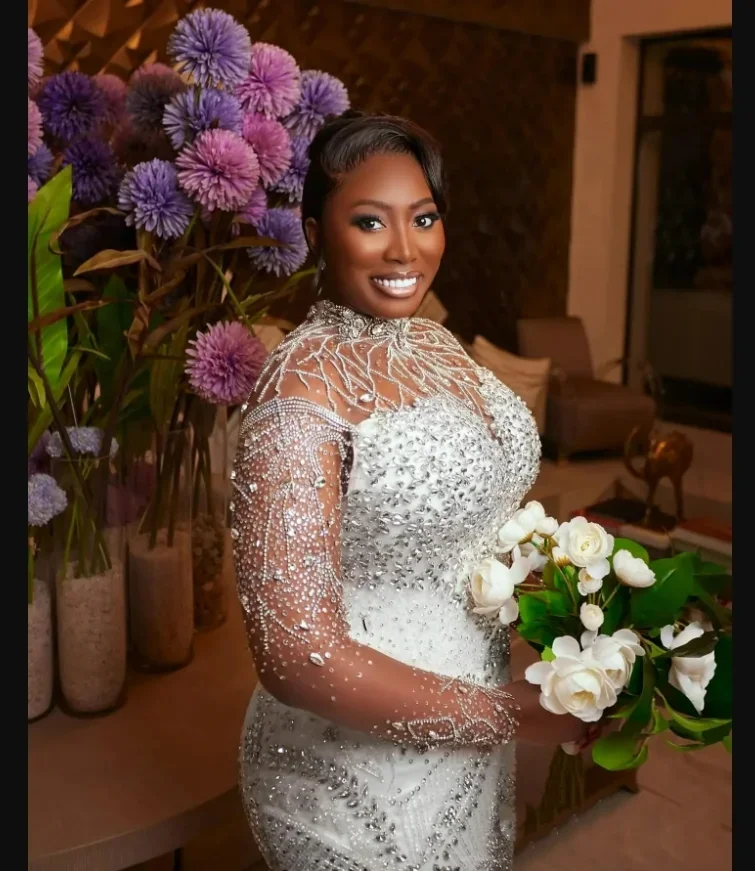 맞춤형 하이넥 반짝이는 크리스탈 비즈 웨딩드레스 신부용 롱 슬리브 브라이덜 가운 탈부착 가능한 스커트 포함