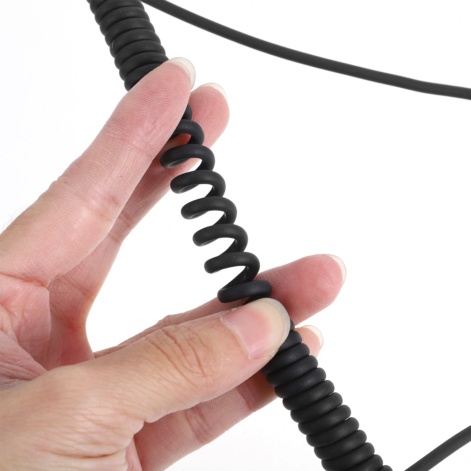 كابل USB صغير ملفوف متين بتصميم قابل للسحب للسيارات والمساحات المحدودة شحن سريع ومتوافق مع