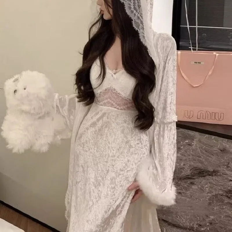 

Женский пижамный халат с капюшоном и кружевом