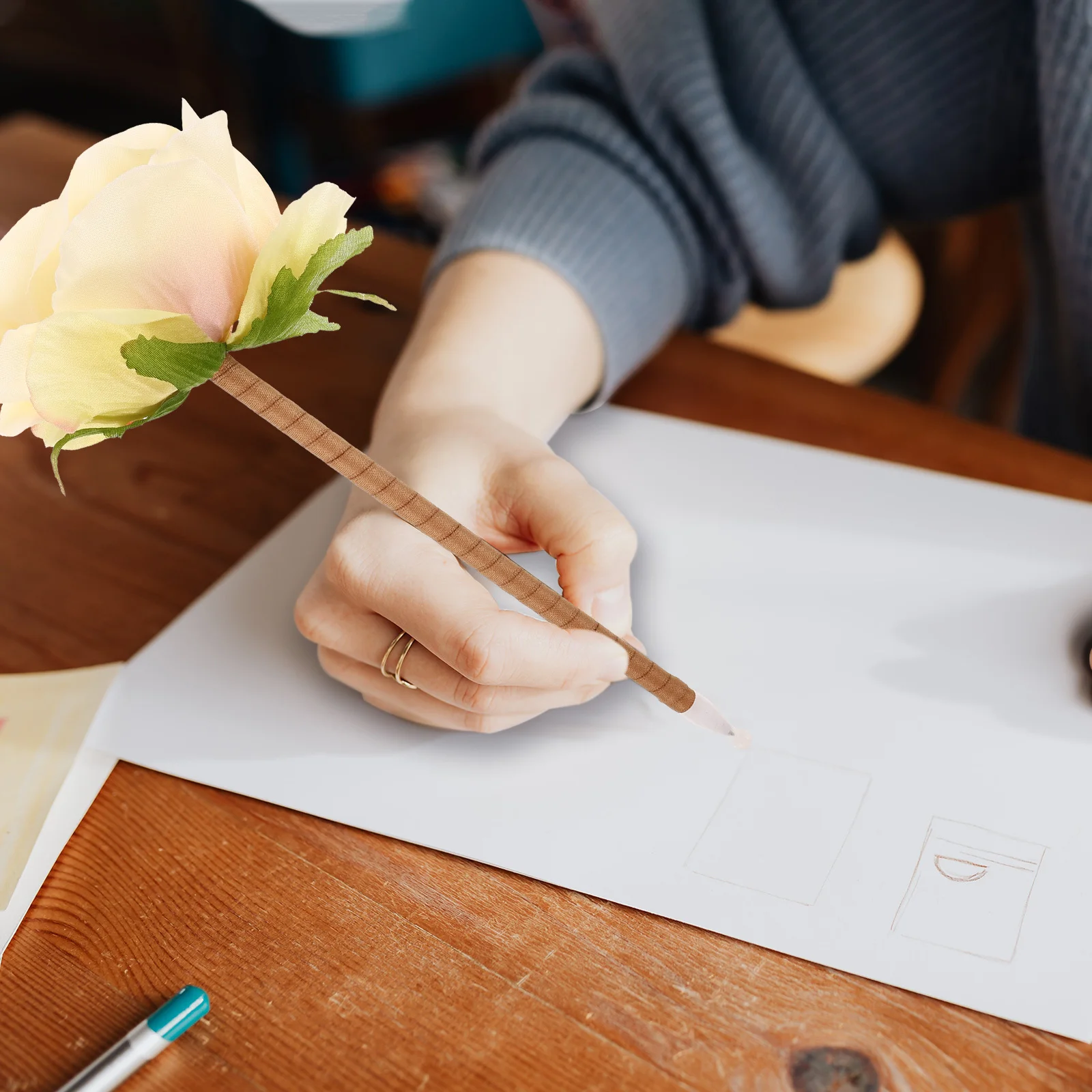 Fake Flower Bouquet Ballpoint Pen Realistic Appearance Mother's Day Gift for Mom Elegant Desk Decor Writing Instrument