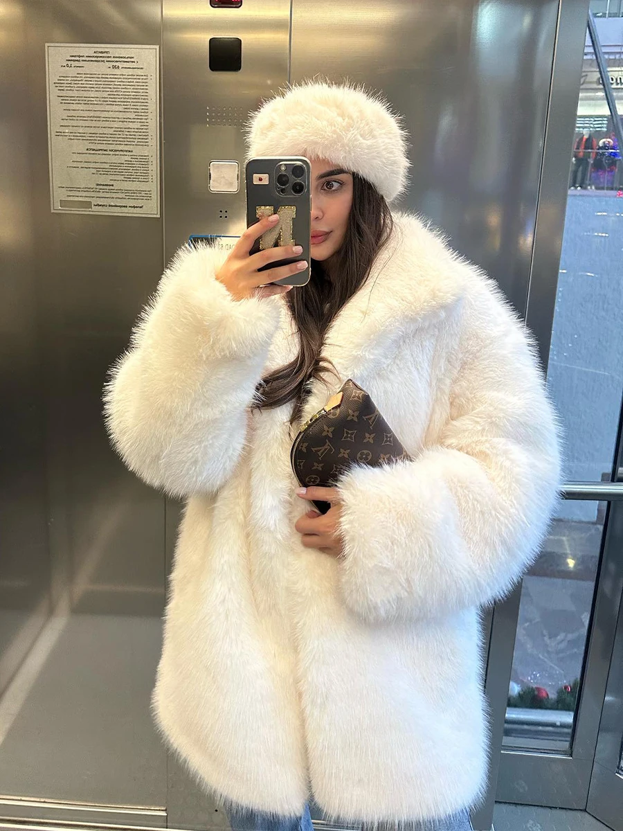 Przytulny, czysty, dopasowany płaszcz ze sztucznego futra w stylu Pinterest dla kobiet, obszerny, puszysty, ikoniczny parka w stylu \"old money\", luksusowy strój na jesień.