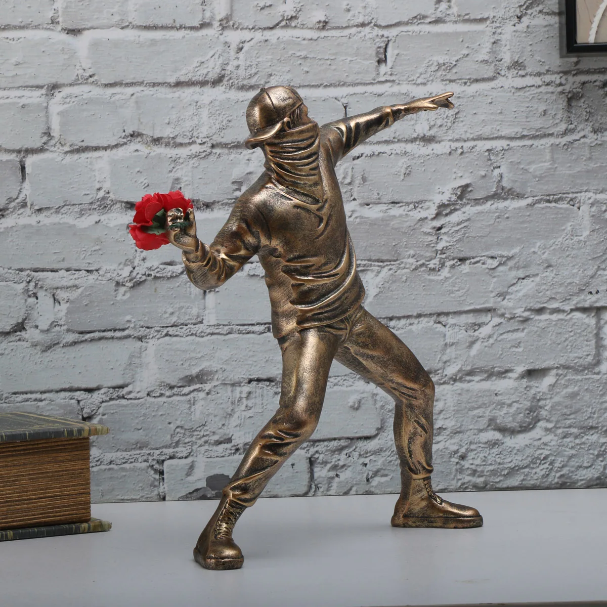 1 pc Resin Banksy Sculptures Flower Thrower Statue Bomber Home Decoration Desk Accessories Collectible Figurine Decorative Inter