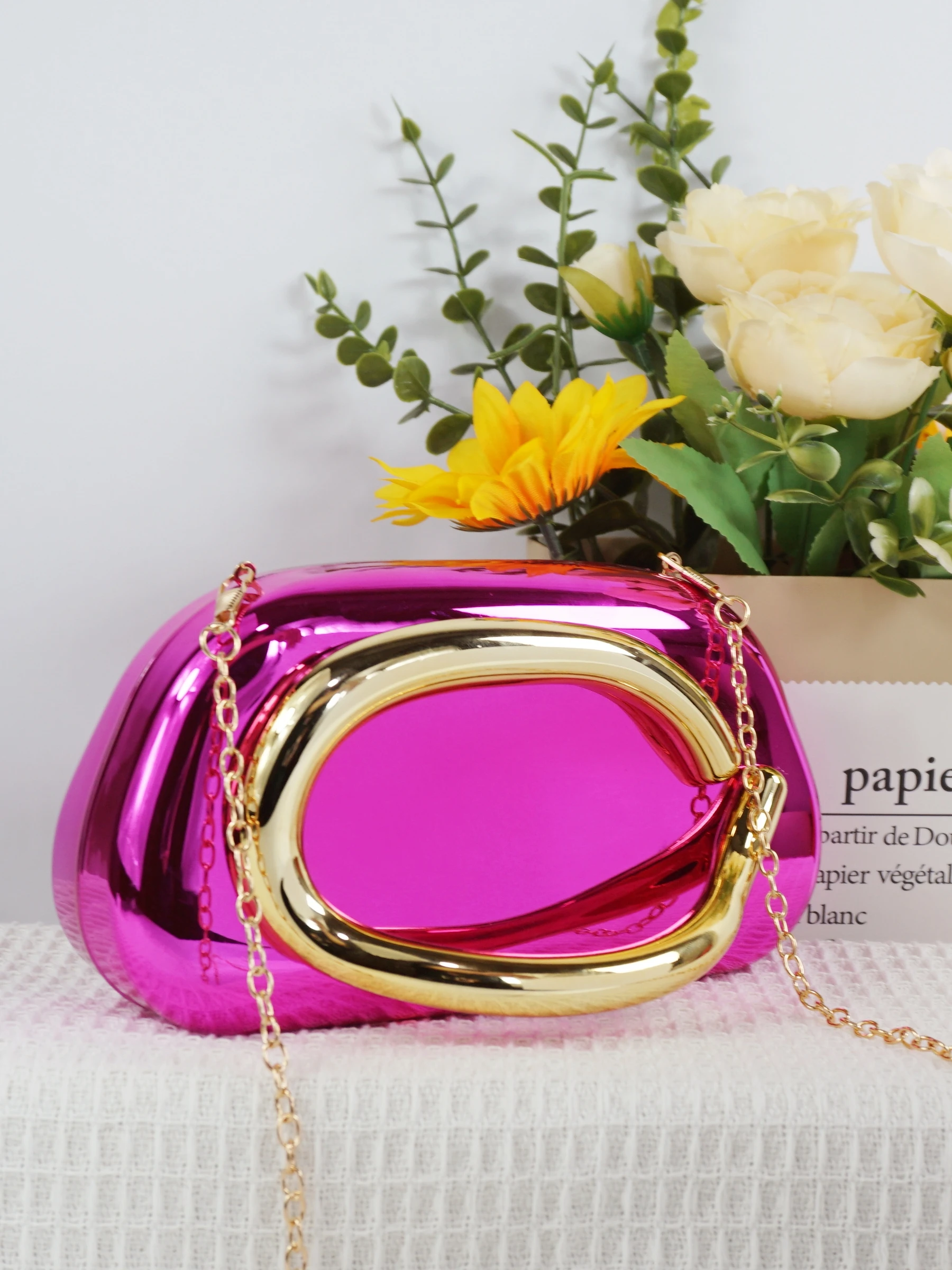 Ladies' high-end sparkling metal box shaped dinner bag, luxurious and fashionable metal strip decoration evening dress bag