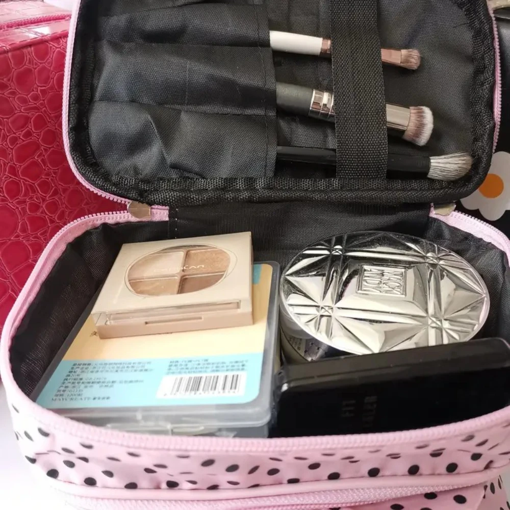 Custodia per trucco a doppio strato Borsa da toilette da viaggio per donna da donna con manico e area spazzola (a pois)