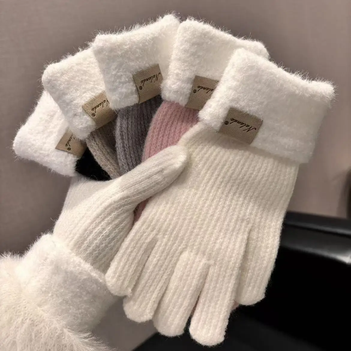 قفازات نسائية شتوية دافئة محبوكة تعمل باللمس سميكة تصميم إصبع ثلاثي الأبعاد لطيف لركوب الدراجات في الخريف البارد وواي فاي