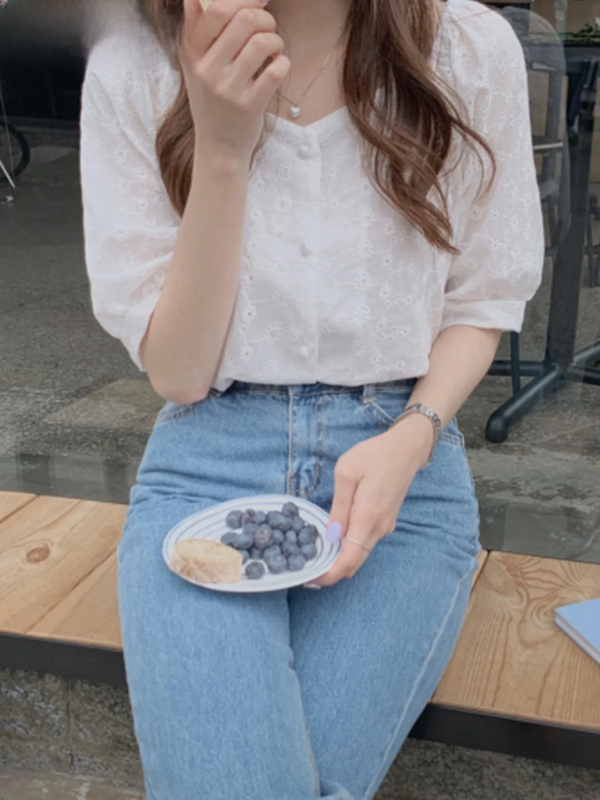 Retro Embroidered Hollow Bubble Sve irt Women's Summer Unique Design V-ne Exposing Clavicle ort Sve Top