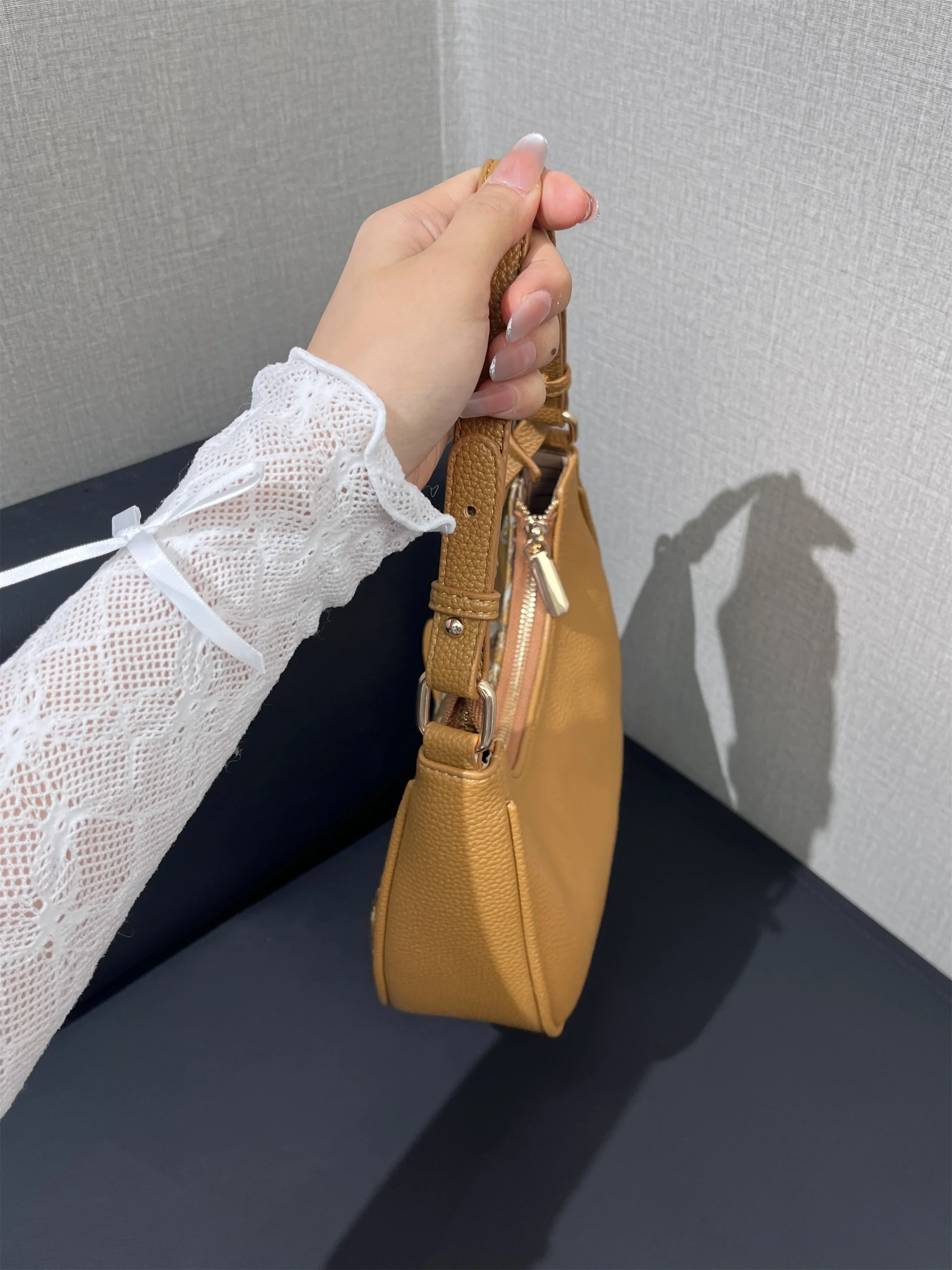 amiciyah-women's-embroidered-handbag-new-moon-fashionable-luxury-handbag-2026-new-model-handheld-shoulder-commuter-versatile