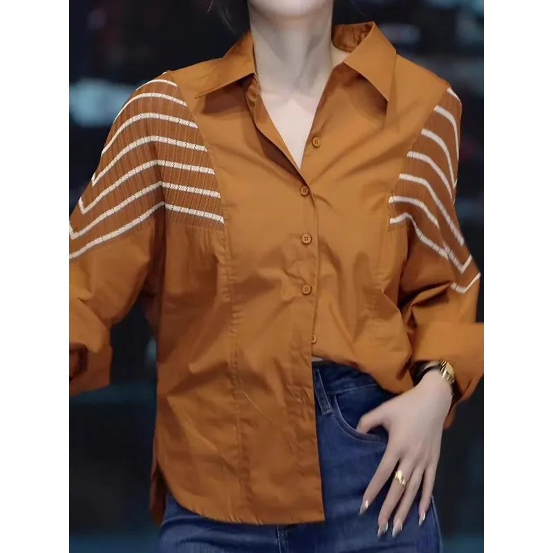 

Модная и элегантная полосатая контрастная однобортная рубашка с длинными рукавами и нишевым и шикарным свободным топом