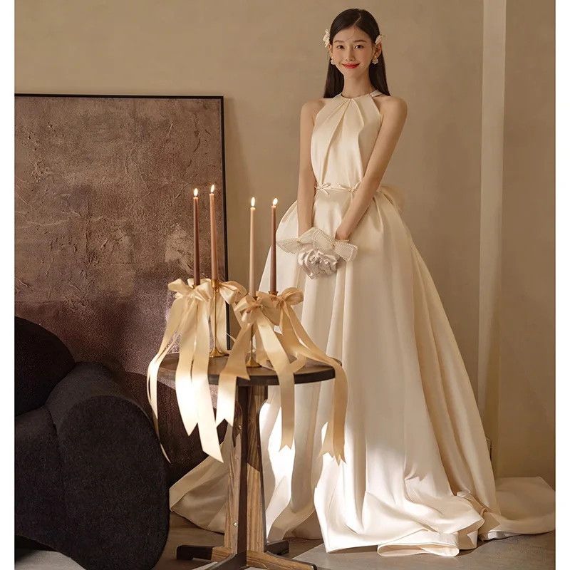 ブライダルサテンネックハンギングウェディングドレスフレンチオフショルダーレトロスタイルシンプルウェルカムバンケットトレーリングアウトベールカスタマイズ