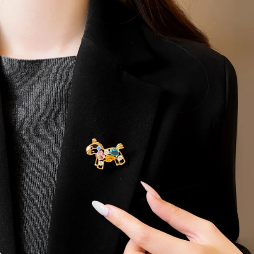 

Stylish Light Luxury Zodiac Horse Brooch Understated Exquisite Crystal Brooch Cartoon Elegance Hollow Pony Brooch Unisex Brooch