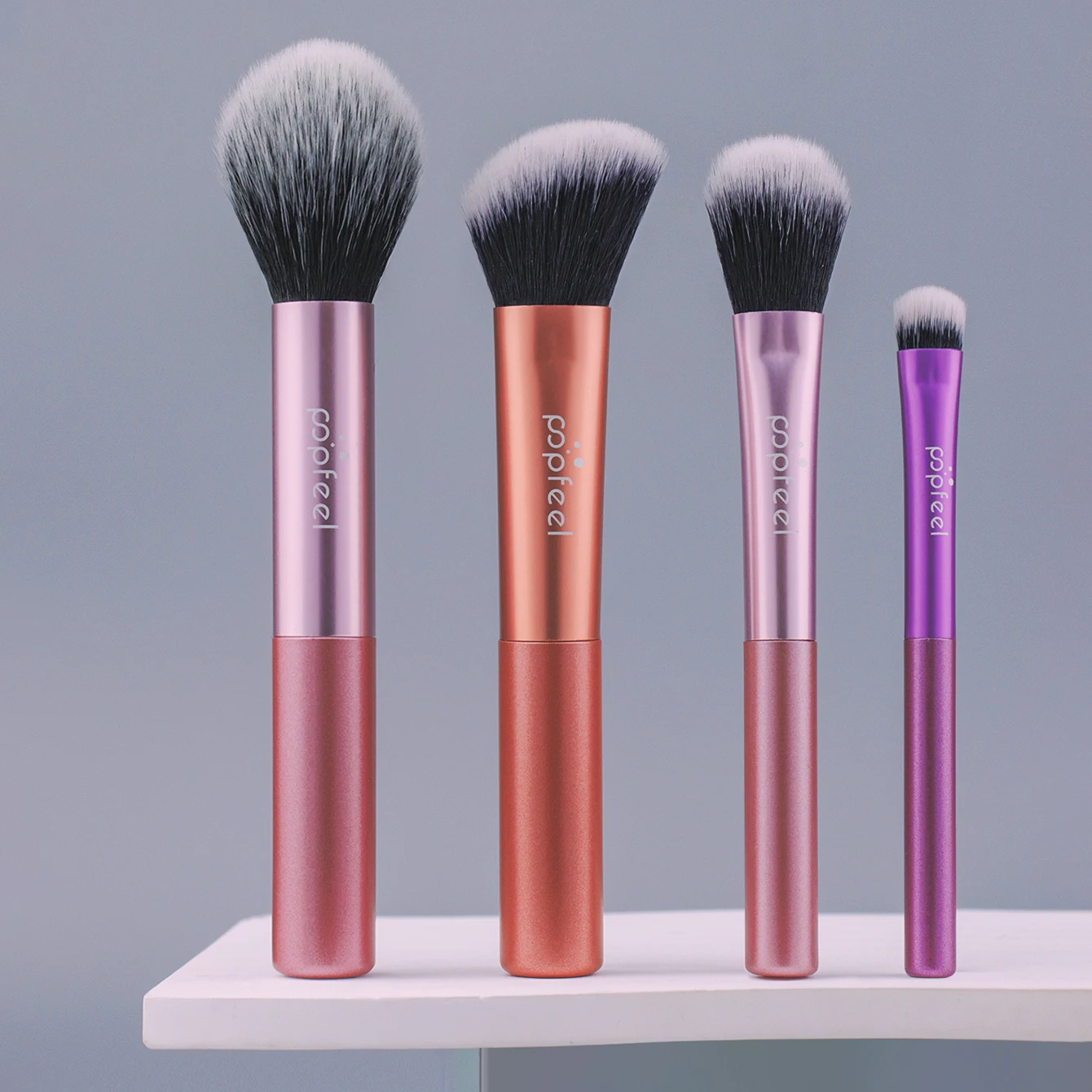 POPFEEL Juego de 4 Brochas de Maquillaje Esenciales con Cerdas Suaves, Kit de Herramientas Cosméticas para Rostro y Ojos, Tamaño Portátil para Retoques Diarios