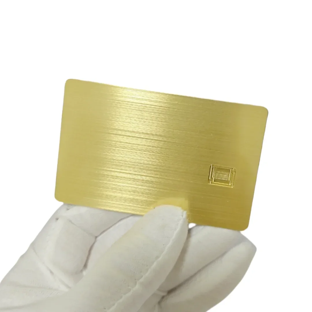 

Пустые кредитные карты со слотом для чипа и металлической пустой мастер-картой с магнитной полосой