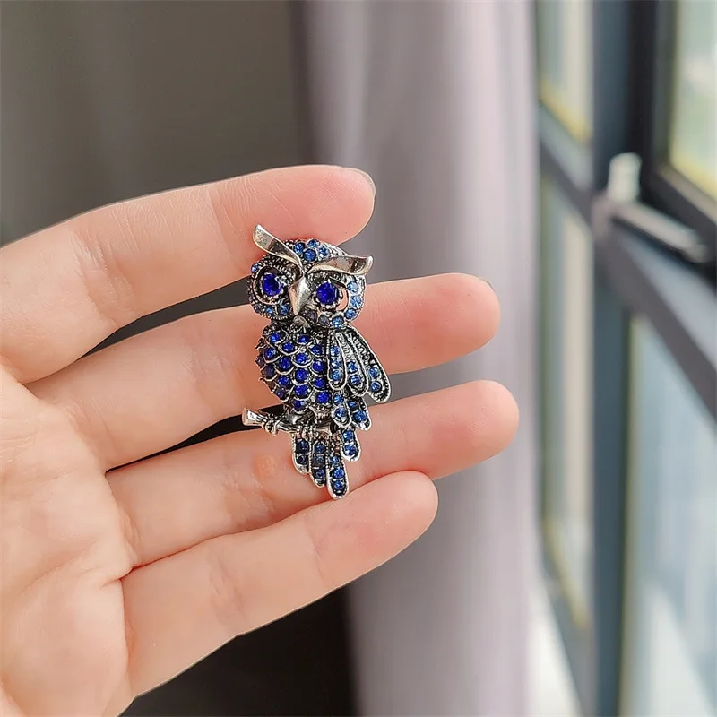 Delicate Blue Crystal Eyes Owl Brooches for Men Women Alloy Rhinestone Brooch Badge Pin Women Gifts Accessories Jewelry 2024