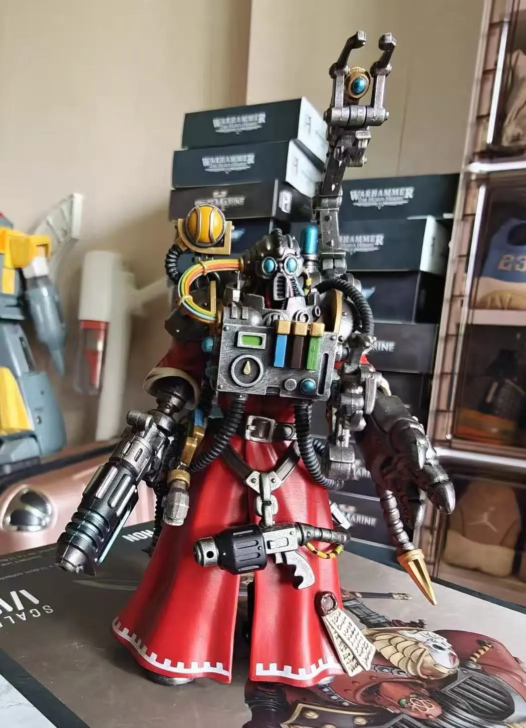 【ZW】JOYTOY Warhammer 40K 1/18 Actionfigur Adeptus Mechanicus Cybernetica Datasmith