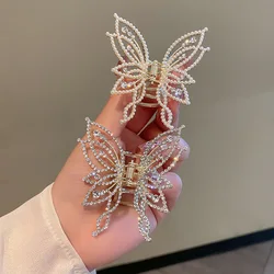 Clip de tiburón de alta gama para mujer, diamantes de imitación de perlas de temperamento elegante, mariposa hueca de Metal, Clip de agarre, medio lazo para el cabello, estilo coreano