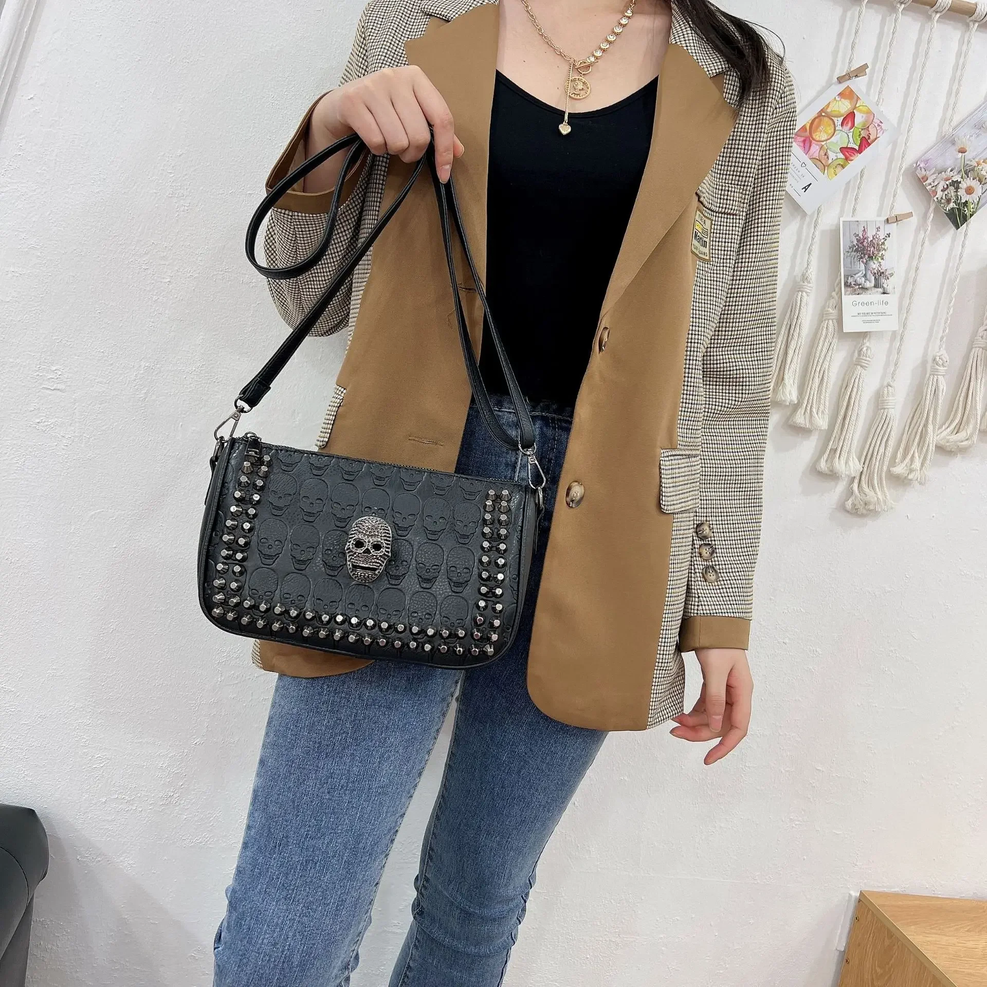 Fashion Classic Women's Bag Trend Versatile Rivet Skull Bag Punk Style Slung Retro Postman Shoulder Bags Handbag  bolsas