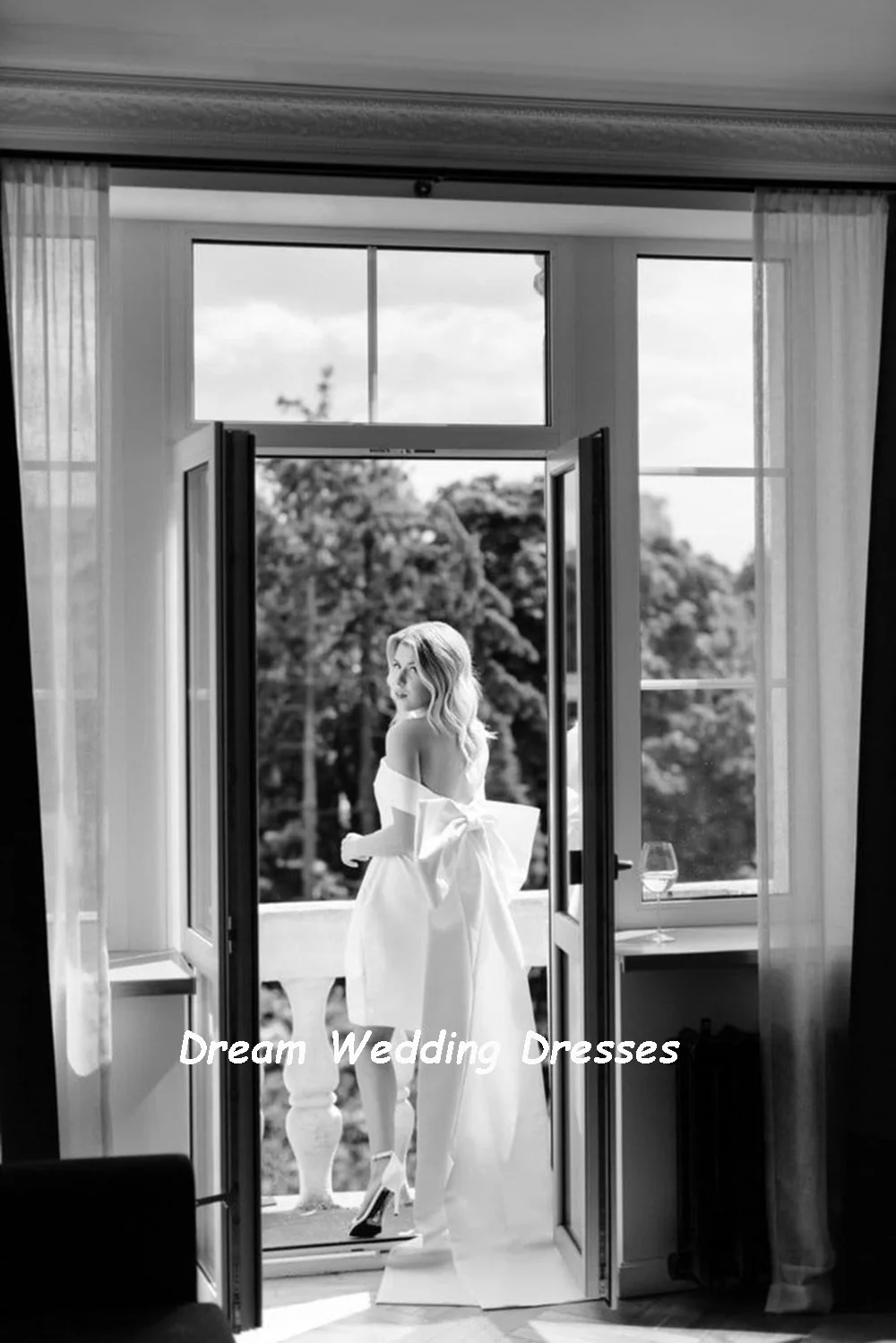 DREAM Dostosowane eleganckie krótkie mini satynowe suknie ślubne Off The Shoulder bez pleców suknia ślubna powyżej kolan suknia dla panny młodej