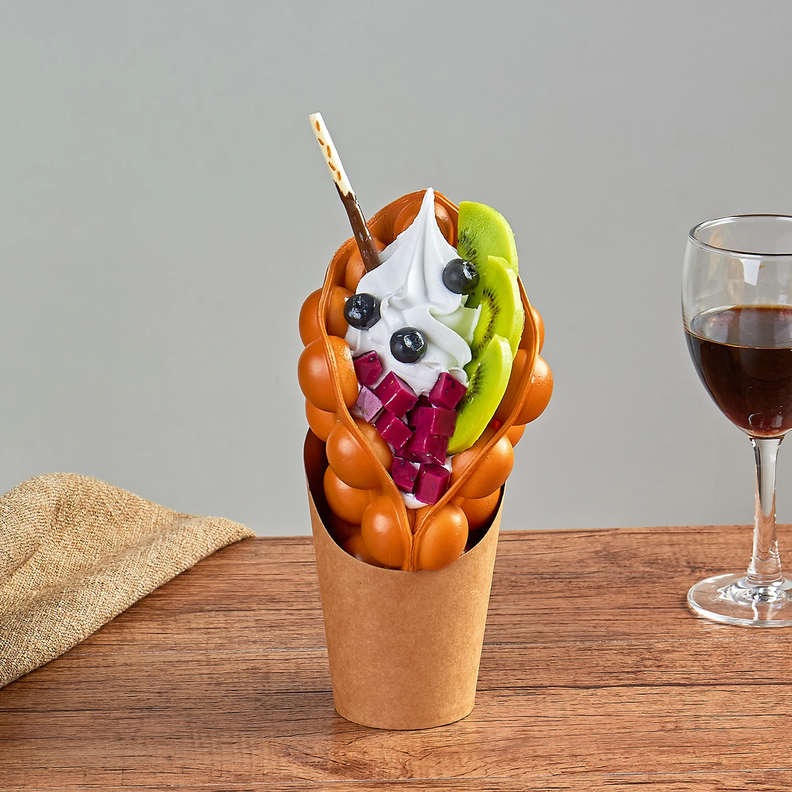 Simulierte Eiscreme-Frucht-Schokoladen-Ei-Waffel – verschiedene Geschmacksrichtungen, künstliches Dessert, Osterdekoration, Party-Foto-Requisite – Detail 1