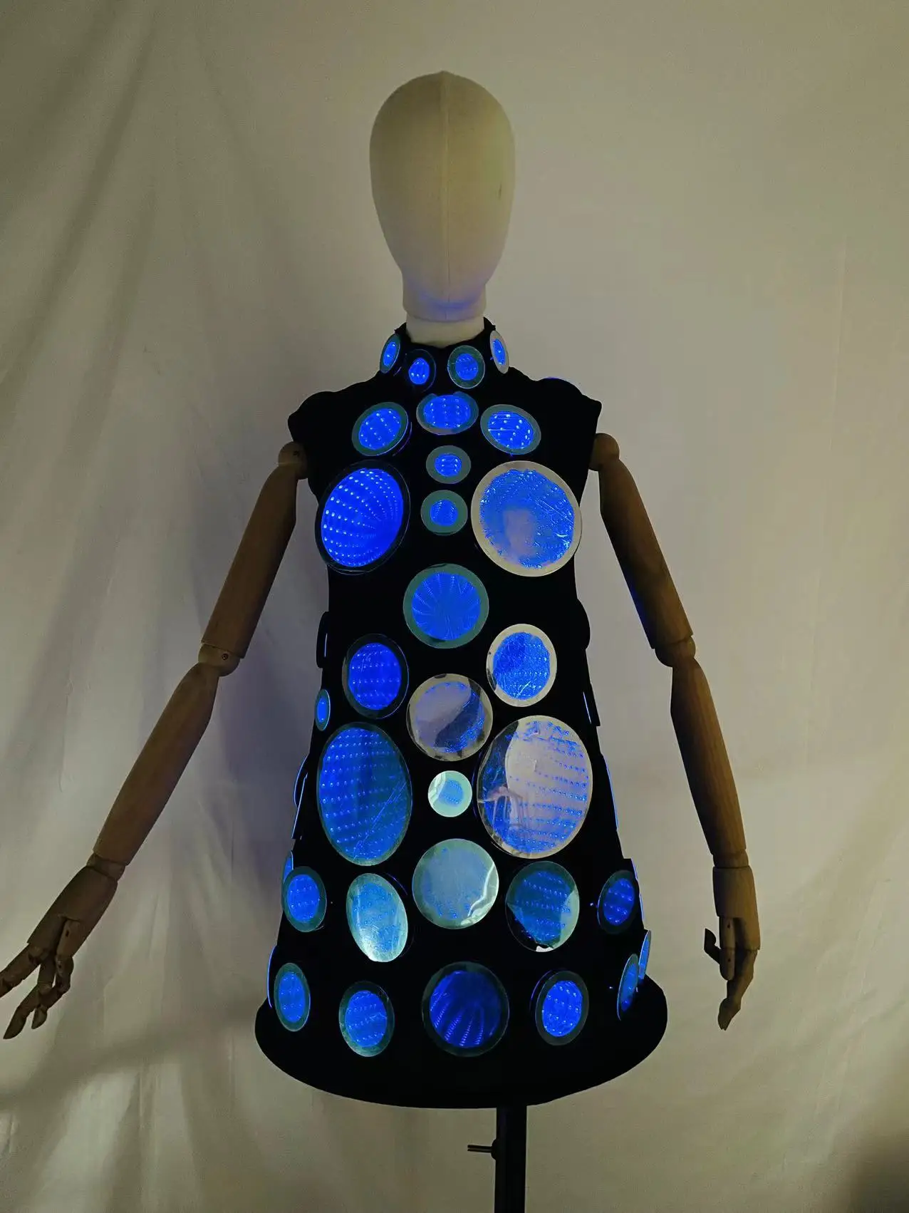 

Крылатый светодиодный костюм для женщин, простое элегантное черное платье со светодиодной точкой для косплея, танцевальная одежда, женский костюм