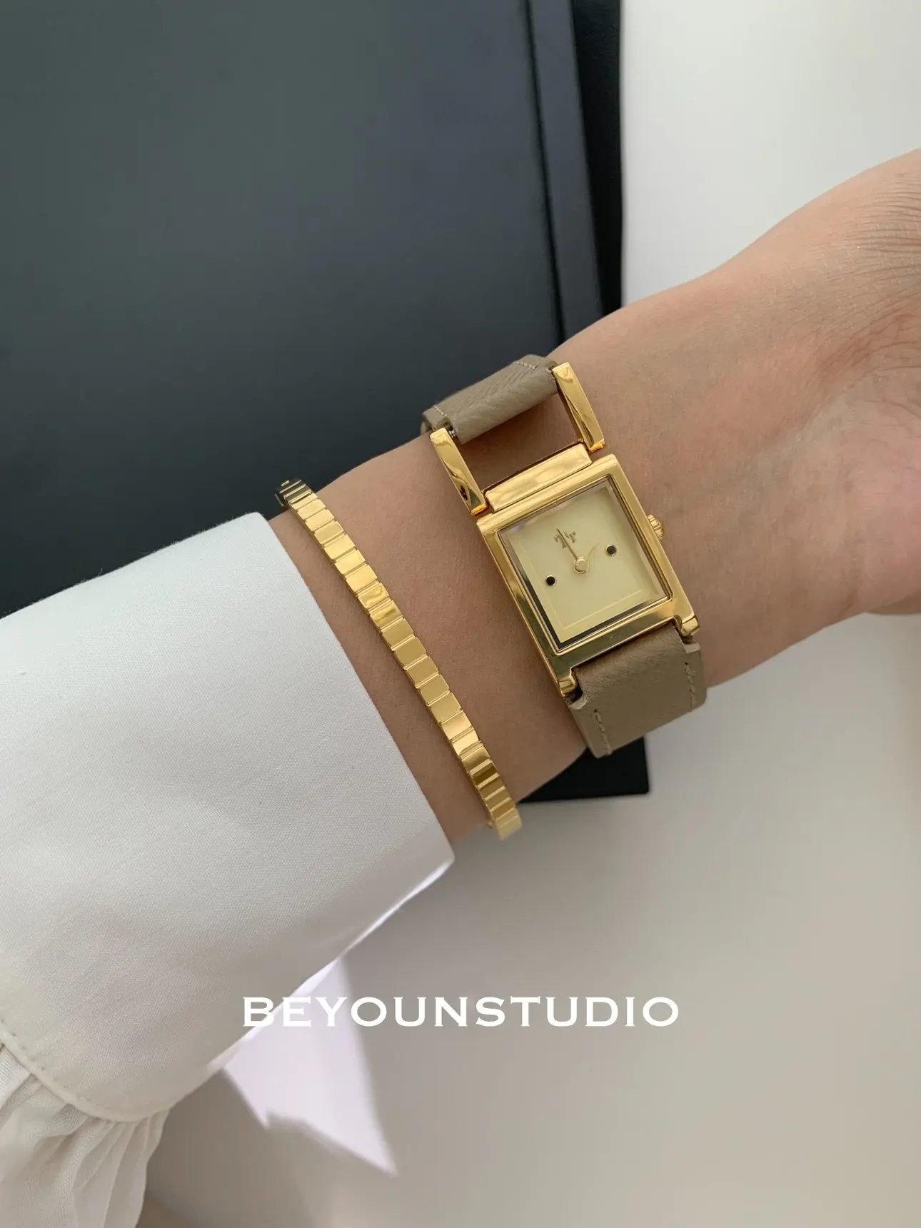 

NewSquareShaped KhakiColored Watch With A Gold CaseFeaturing A Stylish And Luxurious Leather StrapA HighEnd Women'S Quartz Watch