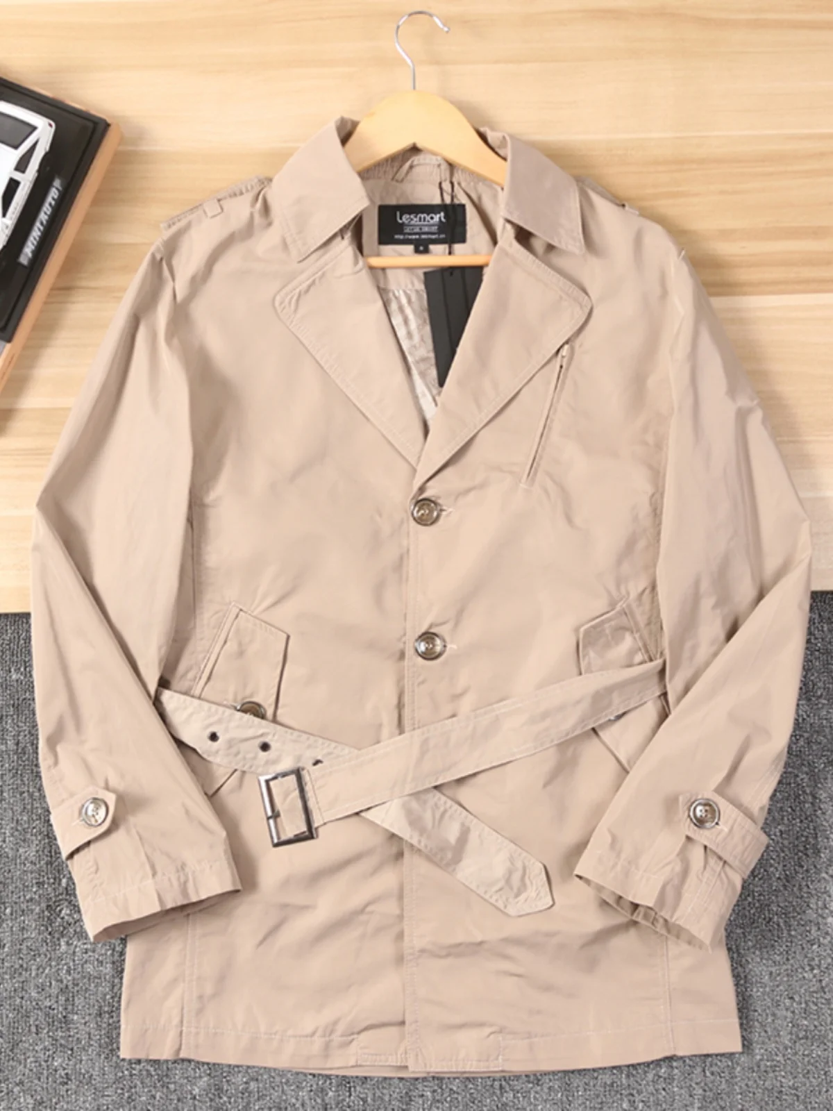 

Briti Sle Мужская модная ветровка Jaet Весенняя тонкая конструкция средней длины Универсальная Sli Urban Casual на одной пуговице