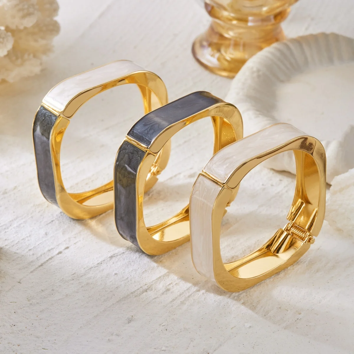 Vintage schlichte schwarz-weiße Emaille-Armreifen in ovaler und quadratischer Form für Damen und Herren, modische geometrische Metall-Armreifen, Alltags-Punk-Schmuck – Detail 6
