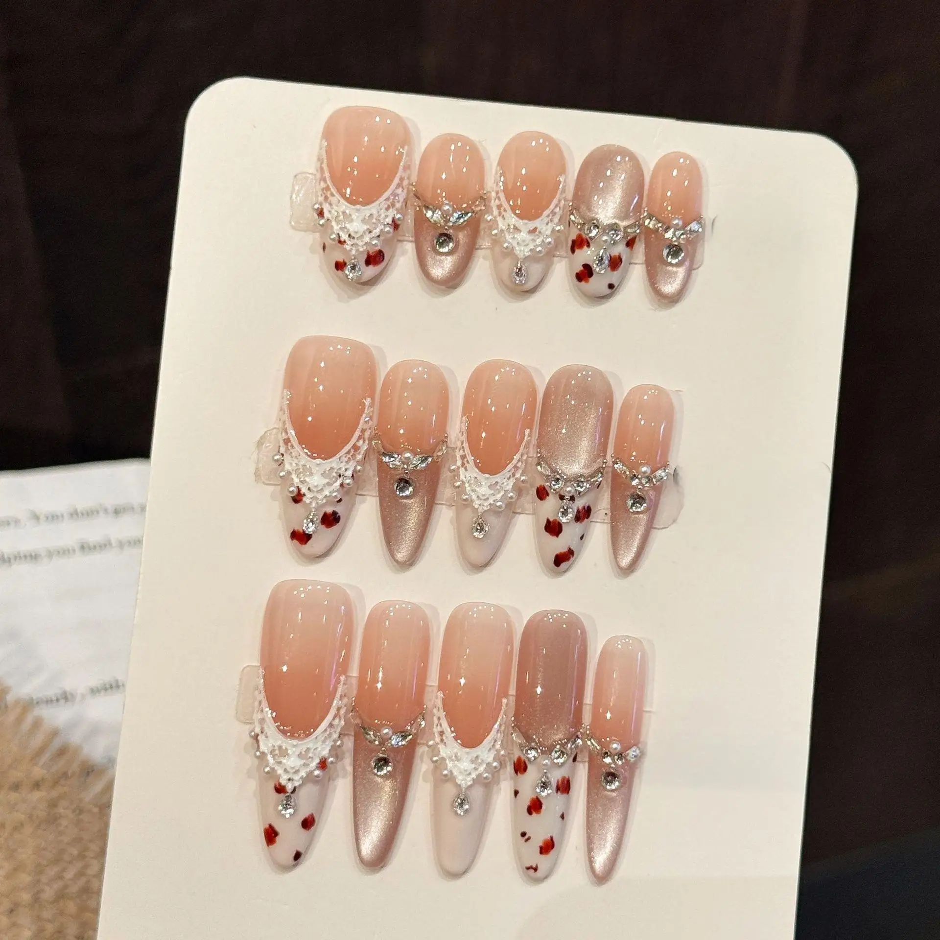 10 Stück luxuriöse, handgefertigte Nägel zum Aufdrücken, langes, ovales, eisverletztes Katzenaugen-Design mit 3-teiligem Werkzeug, selbstklebende Nagelkleber-Tabs