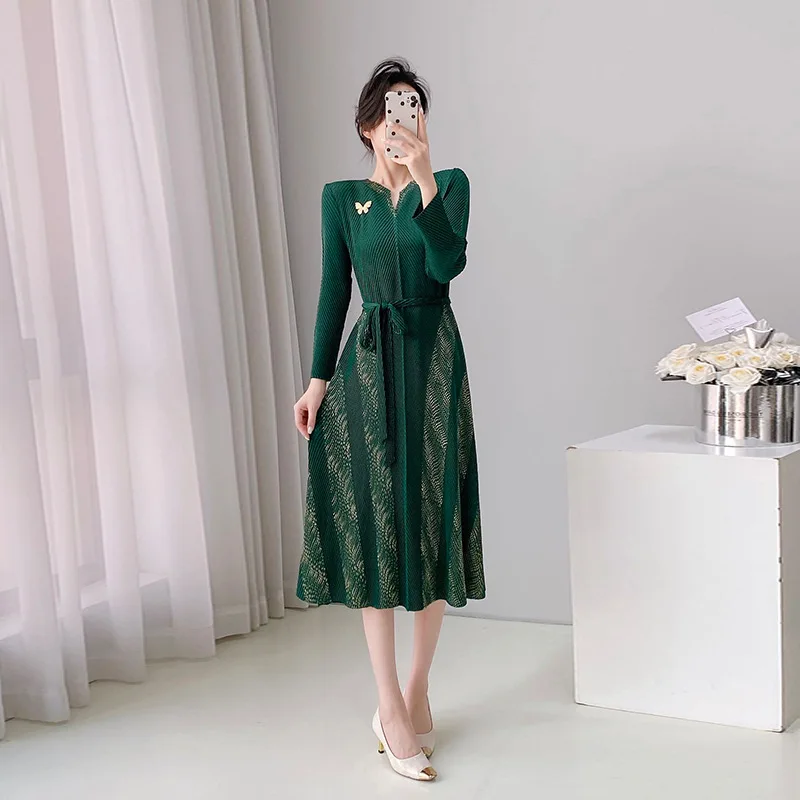 

Directly From The Manufacturer 2025 Autumn New V-neck Bronzing Temperament Elegant Lace-up Waist Pleated Women's Dress