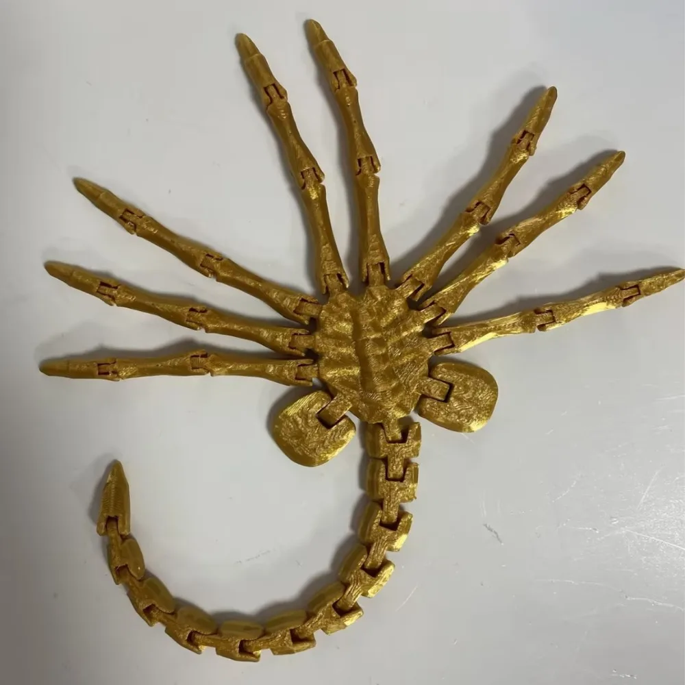 Desktop Decoration Alien Facehugger Model for Creative Collection With Flexible Joints Alien Face Hugging Insect Model