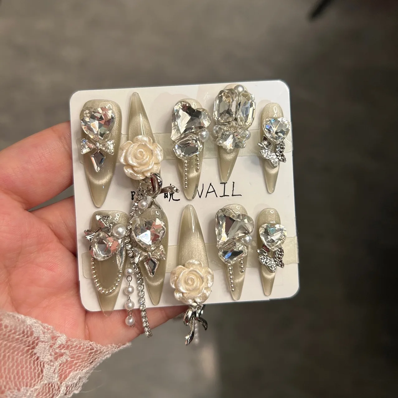

Роскошный алмазный розовый пресс на ногтях с металлическими цепочками Жемчуг Несколько размеров Бежевая бриллиантовая роза Металлическая цепочка Дизайн Легко наносится