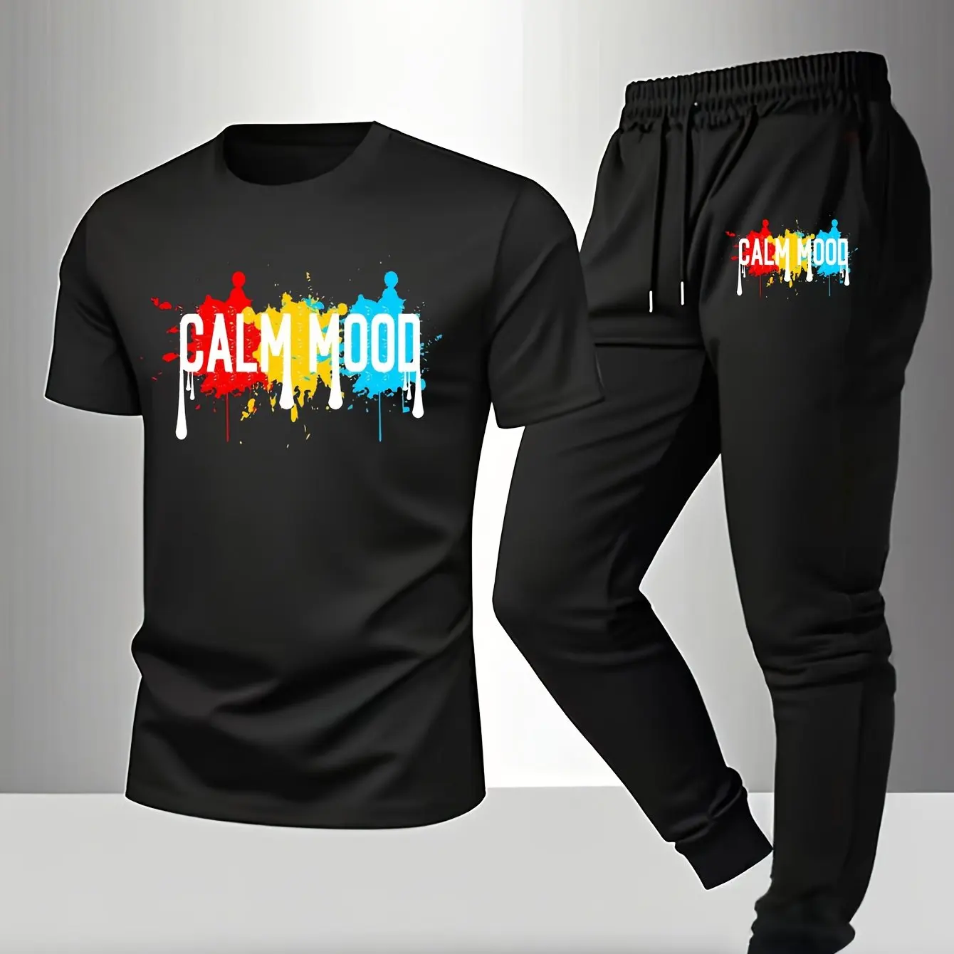 

Мужской комплект из хлопковой футболки с коротким рукавом и повседневных брюк: летняя футболка с принтом и круглым вырезом + брюки с завязками на манжетах.