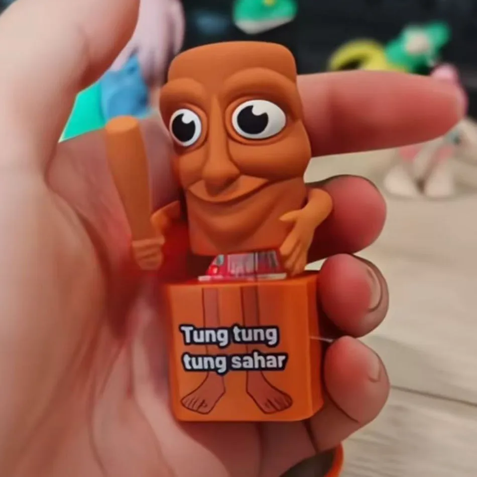 جديد Tralalero Tralala Tingtungung عصا خشبية رجل زر المفاتيح مع قلادة مضيئة-أنيمي الطرفية ديكور دمى هدايا