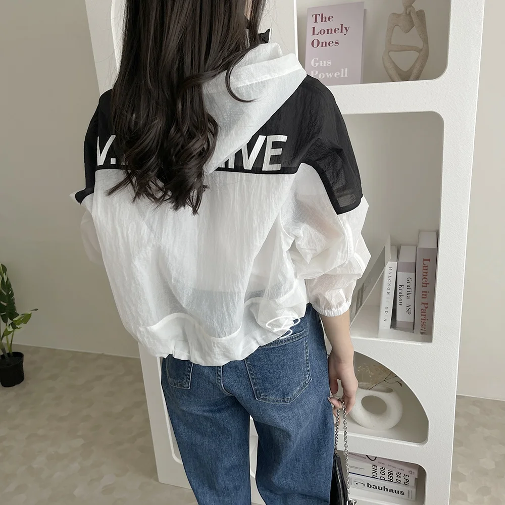 Jaqueta Fena QPP Estilo Commuter com Proteção Solar, Capuz, Bloco de Cores, Versátil, Efeito Emaecedor, Manga Longa e Z...