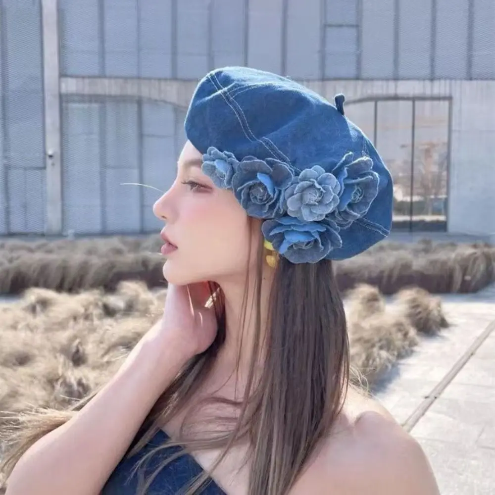 Neue Denim-Farbene Baumwoll-Malermütze mit Kontrastfarben und Flauschiger Kamelie - Modische Frühlings- und Sommer-Blumenmütze