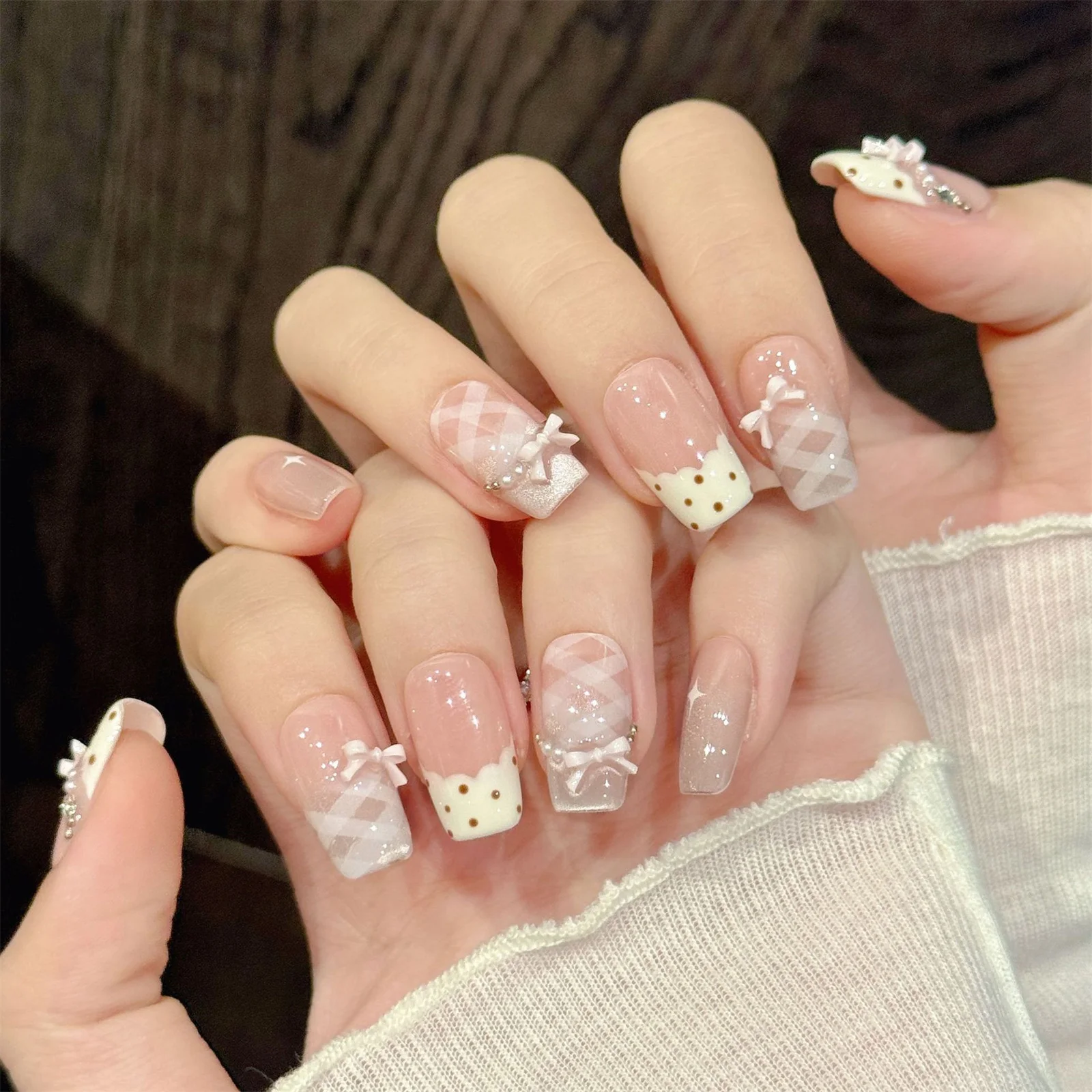 10-pecas-de-unhas-posticas-curtas-com-lacos-estilo-bailarina-feitas-a-mao-com-designs-de-bolinhas-estilo-frances