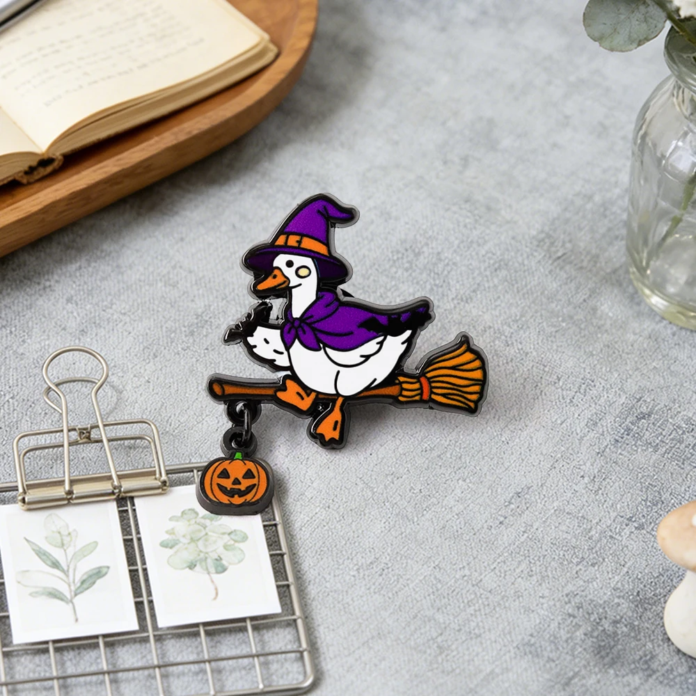 Lila Zaubererhut Umhang Hexe Gans Emaille-Pin Magische Ente Fledermaus Brosche Kürbis-Anhänger Halloween-Geschenk Abzeichen Accessoire – Detail 3