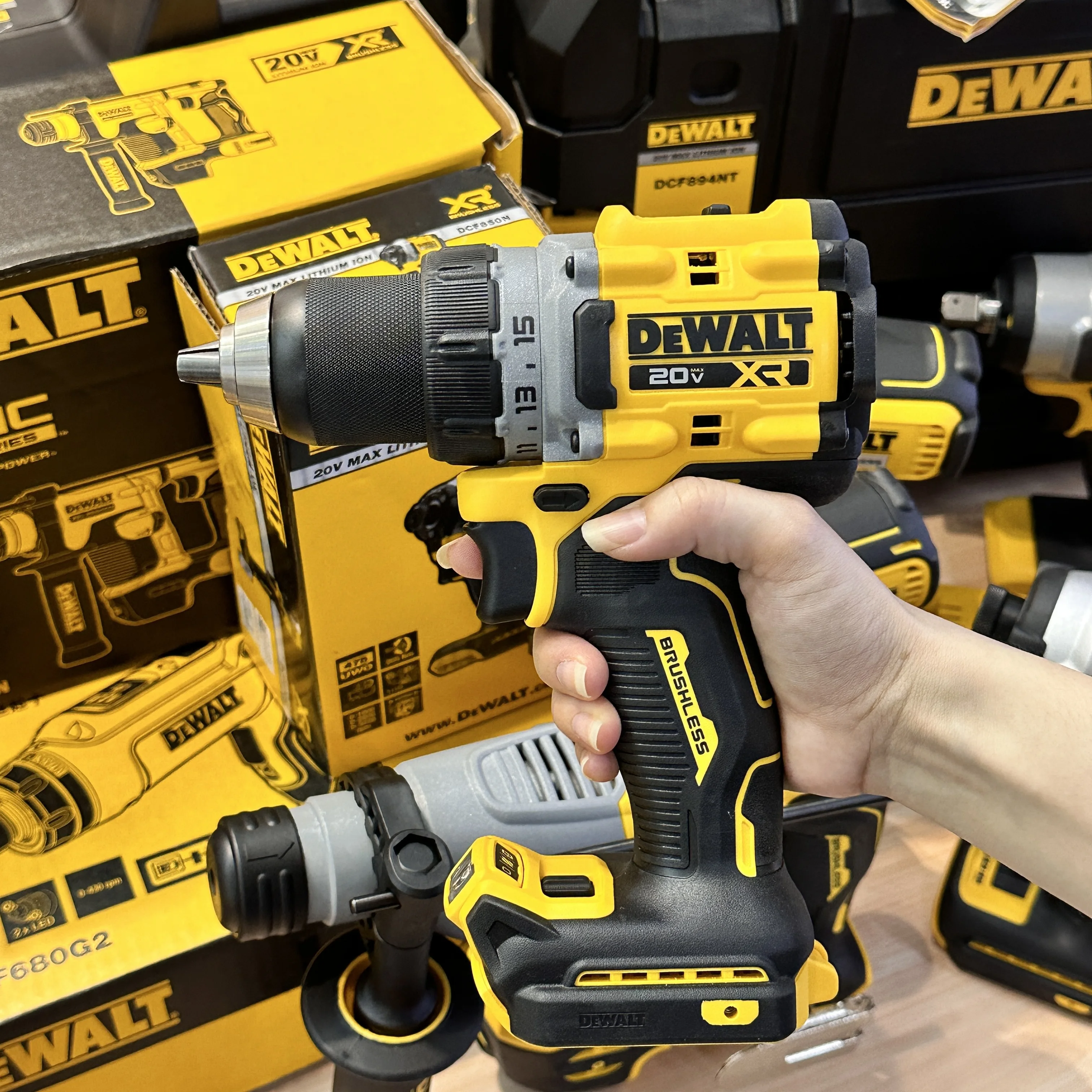 Imagem -02 - Dewalt-brushless Cordless Compact Drill Driver Recarregável Chave de Fenda Elétrica Original Ferramentas Elétricas Domésticas Dcd800 90n.m 20v