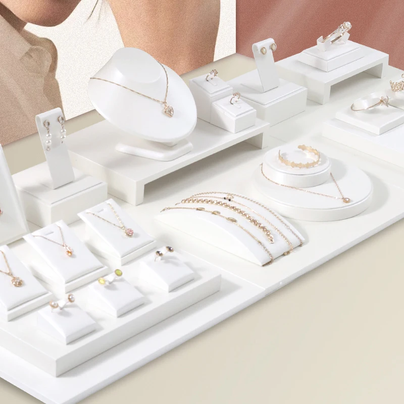 Luxurious Exhibitor Set Jewelry Display Stand White Leather Necklace Pendant Organizer Jewelry Window Counter Display Showcase